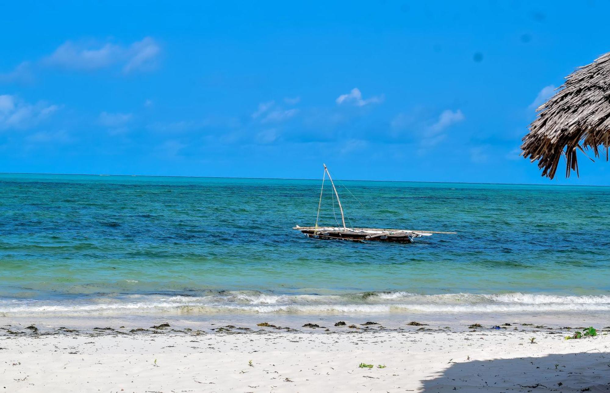 Blue Earth Beach Bungalow Джамбиани Экстерьер фото