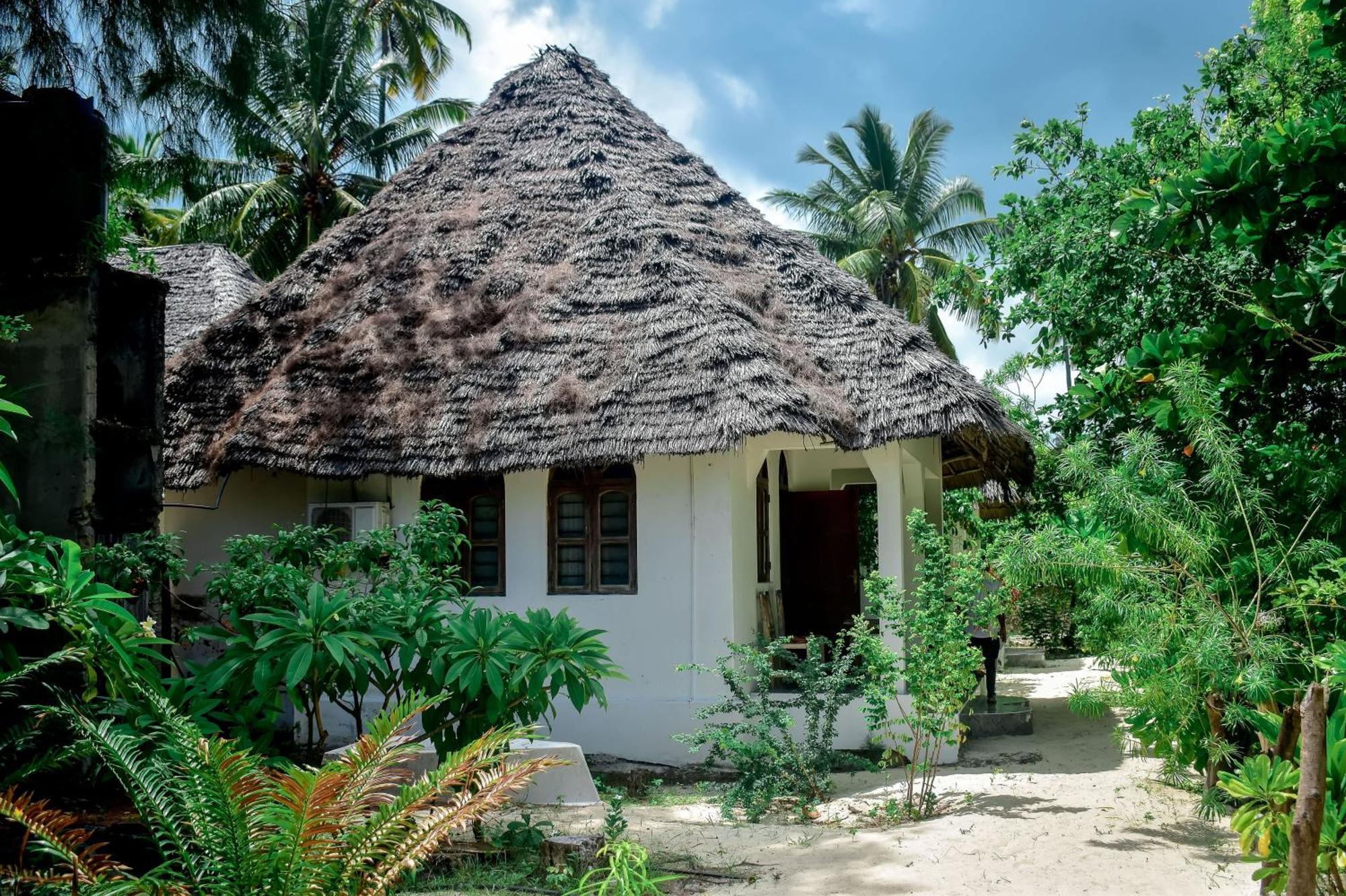 Blue Earth Beach Bungalow Джамбиани Экстерьер фото